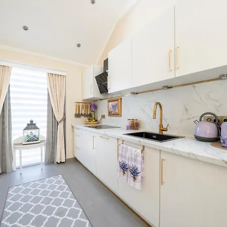 Spacious 3 Bedroom With Terrace And Free Parking Apartment *