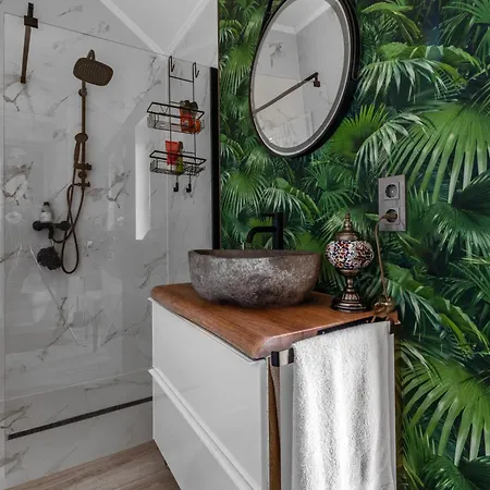 Spacious 3 Bedroom With Terrace And Free Parking Apartment *