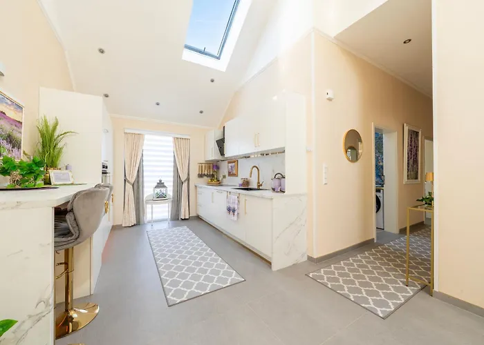 3br Near Luxembourg Airport & דירה *