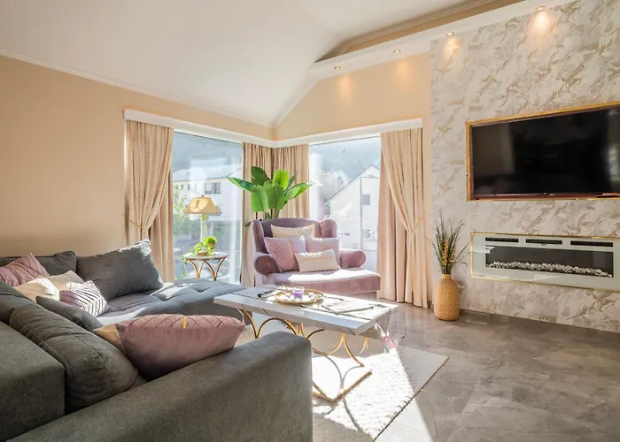 3br Near Luxembourg Airport & דירה *